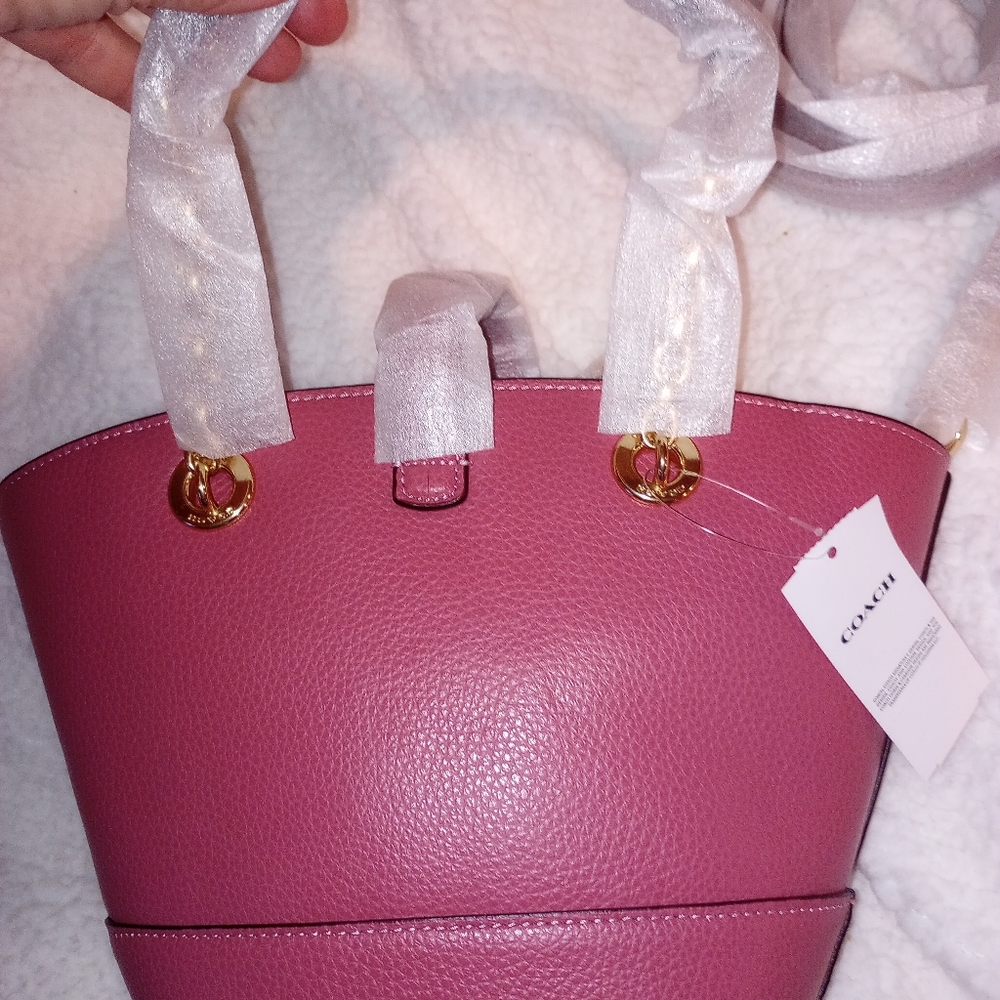 Coach LTHR LANE BCKT w/shoulder strap,Rouge;Never out of bag B4 pics! Gorgeous! - Picture 4 of 12